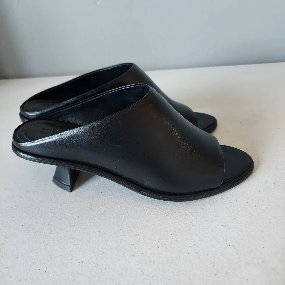 Mercedes Castillo Mule "EUC" - Picture 7 of 16